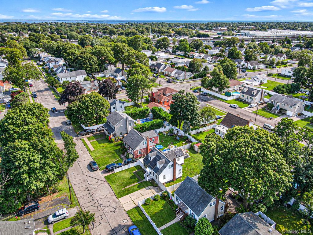 223 N Fulton Avenue, Lindenhurst, NY 11757 — photo 4