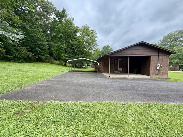 750 Cherokee Dr, New Johnsonville, TN 37134