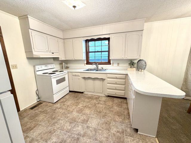 750 Cherokee Dr, New Johnsonville, TN 37134