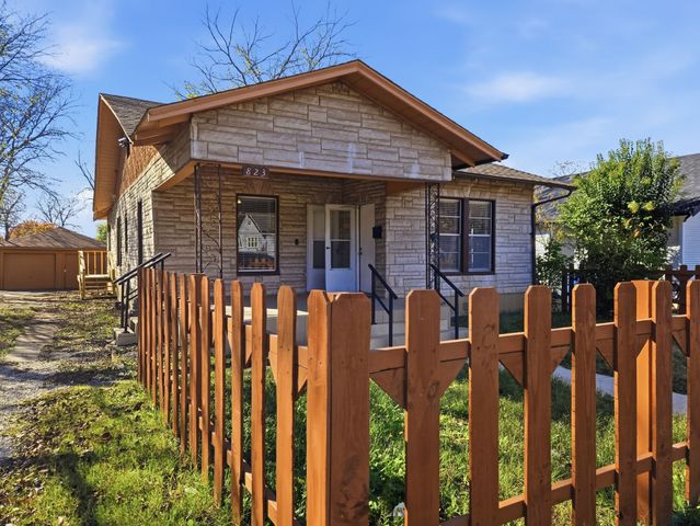 823 S Beacon Street, Dallas, TX 75223