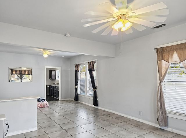 823 S Beacon Street, Dallas, TX 75223