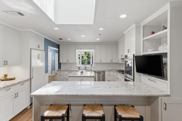 2209 Canterbury Drive, Westover Hills, TX 76107