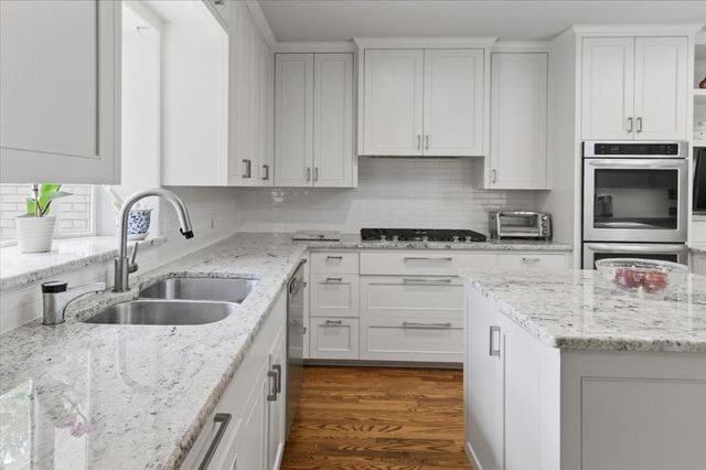 2209 Canterbury Drive, Westover Hills, TX 76107