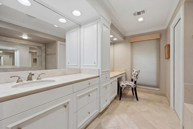2209 Canterbury Drive, Westover Hills, TX 76107