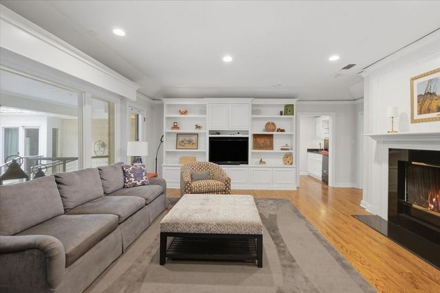 2209 Canterbury Drive, Westover Hills, TX 76107