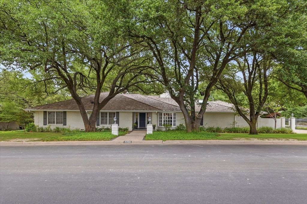 2209 Canterbury Drive, Westover Hills, TX 76107