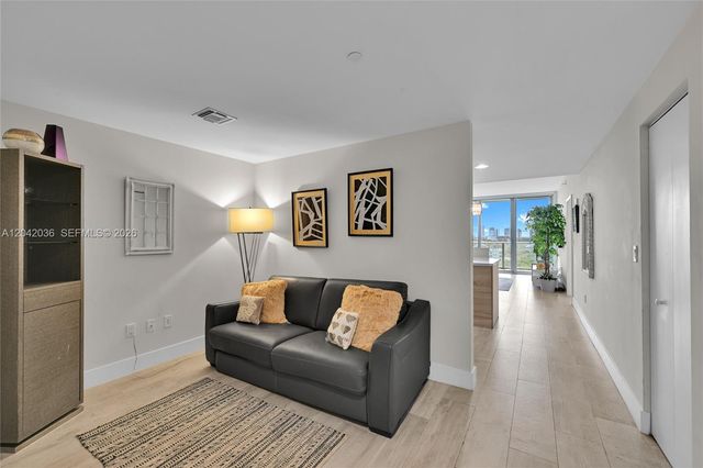 16385 Biscayne Blvd 1020, North Miami Beach, FL 33160