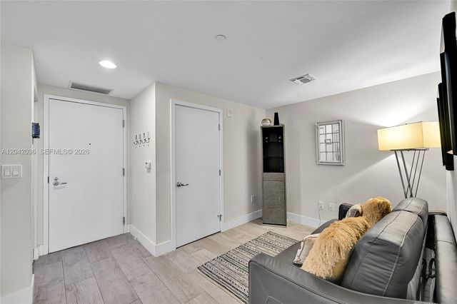16385 Biscayne Blvd 1020, North Miami Beach, FL 33160