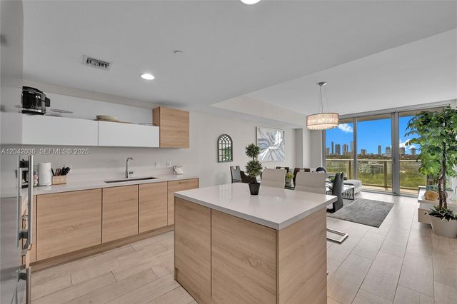 16385 Biscayne Blvd 1020, North Miami Beach, FL 33160