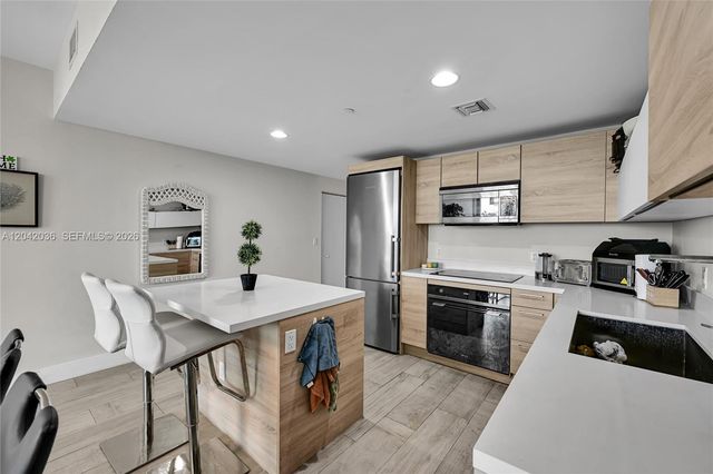 16385 Biscayne Blvd 1020, North Miami Beach, FL 33160