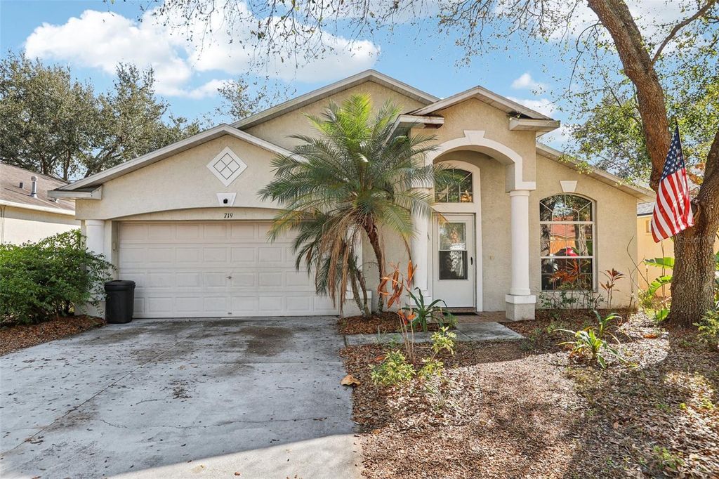 Image 2 of property listing at 719 SOMERSTONE DRIVE, Valrico, FL 33594