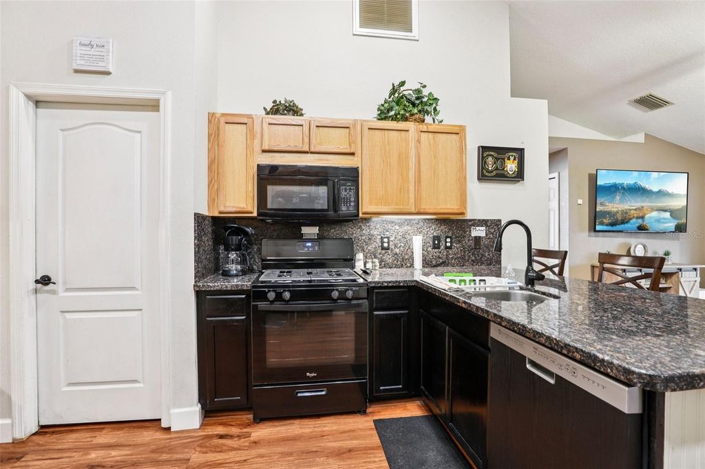 Image 15 of property listing at 719 SOMERSTONE DRIVE, Valrico, FL 33594