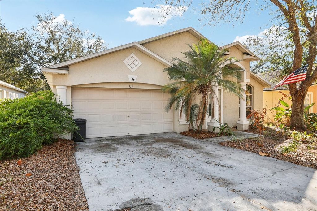 Image 3 of property listing at 719 SOMERSTONE DRIVE, Valrico, FL 33594