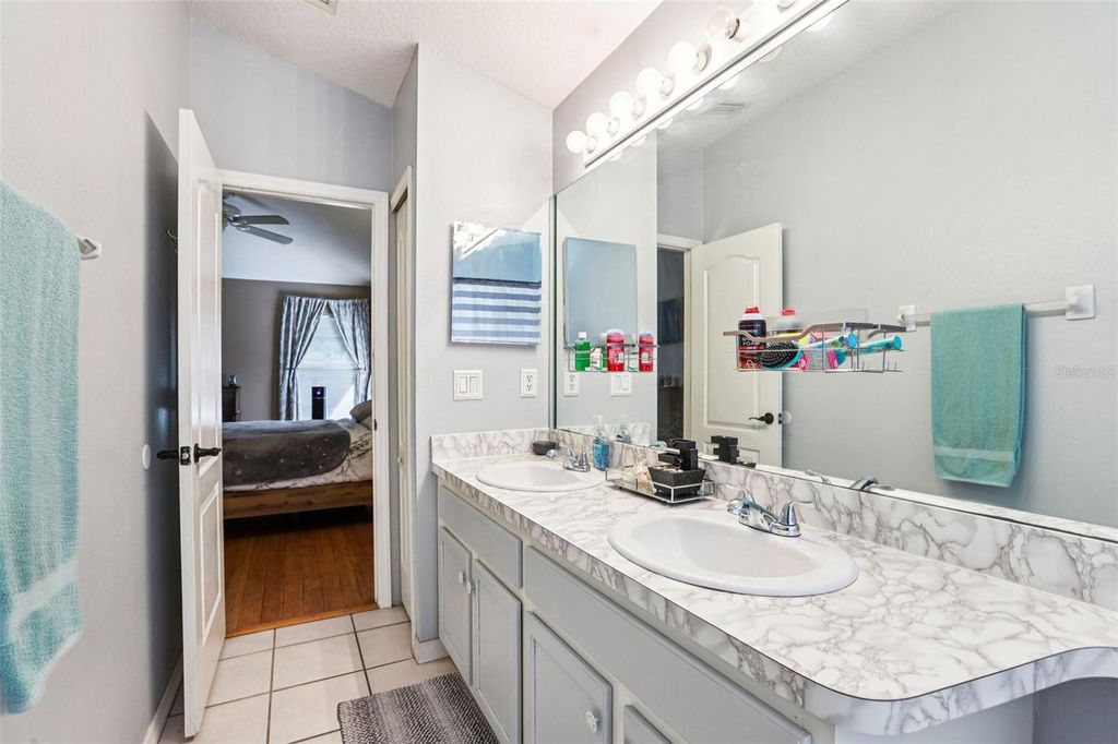 Image 27 of property listing at 719 SOMERSTONE DRIVE, Valrico, FL 33594