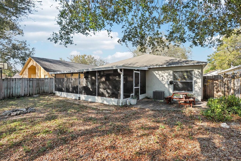 Image 38 of property listing at 719 SOMERSTONE DRIVE, Valrico, FL 33594