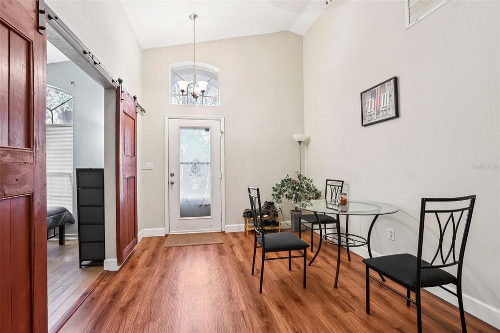 Image 5 of property listing at 719 SOMERSTONE DRIVE, Valrico, FL 33594