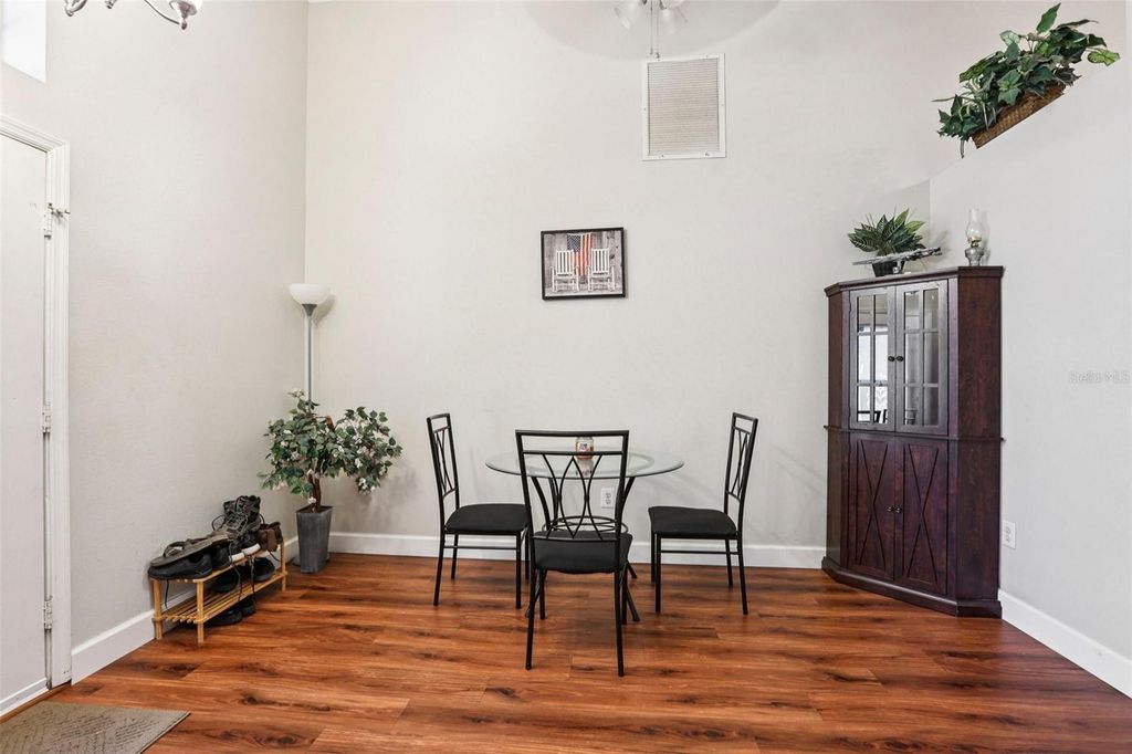 Image 6 of property listing at 719 SOMERSTONE DRIVE, Valrico, FL 33594