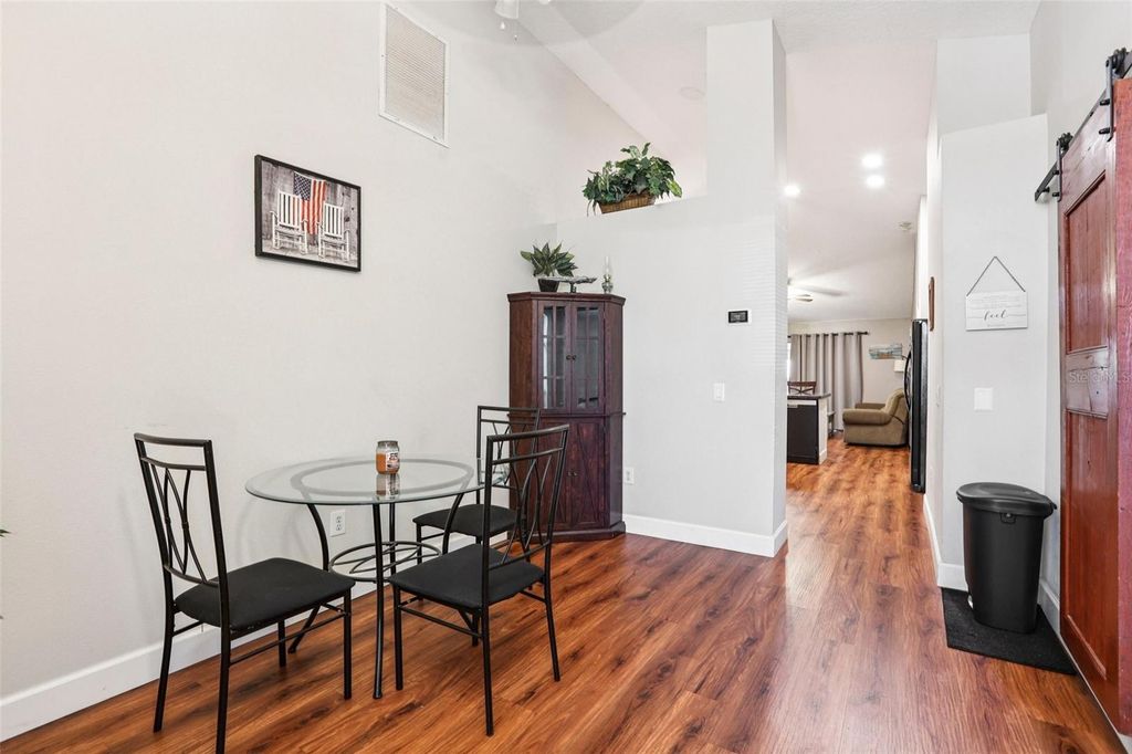 Image 7 of property listing at 719 SOMERSTONE DRIVE, Valrico, FL 33594