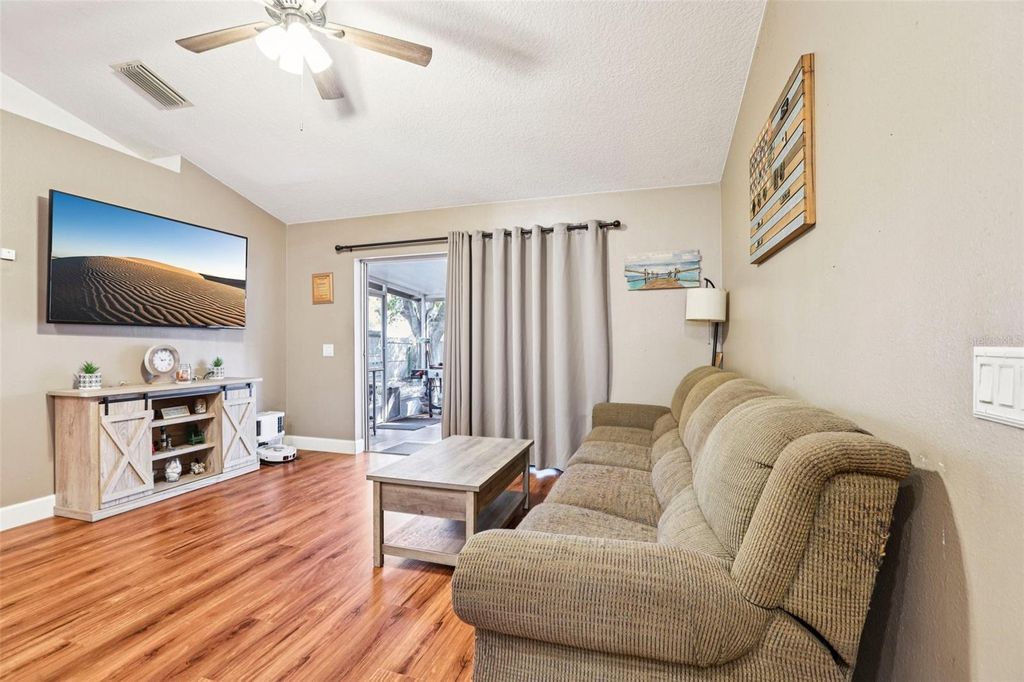 Image 8 of property listing at 719 SOMERSTONE DRIVE, Valrico, FL 33594