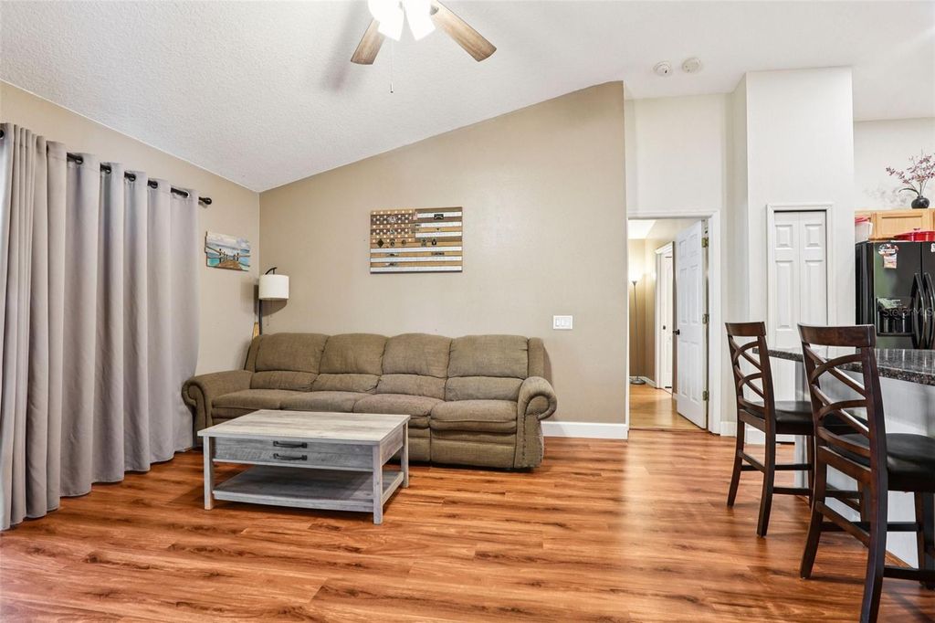 Image 10 of property listing at 719 SOMERSTONE DRIVE, Valrico, FL 33594