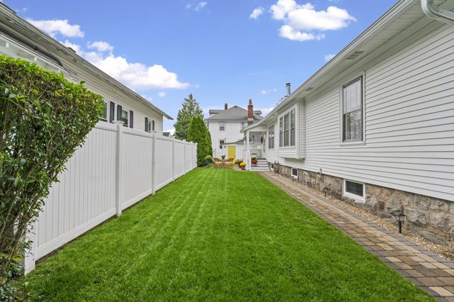 40 Quincy St, Methuen, MA 01844