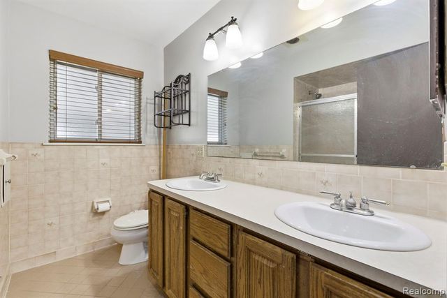 32240 Hawthorne Drive, Warren, MI 48092