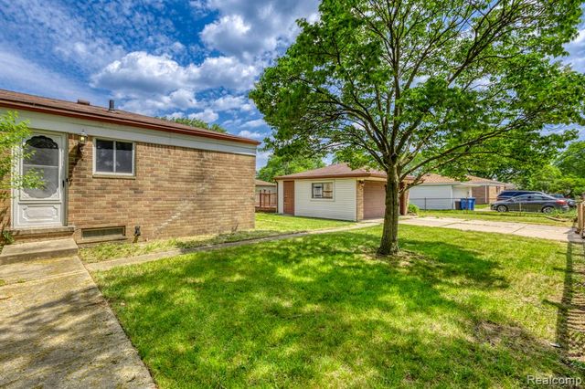 32240 Hawthorne Drive, Warren, MI 48092