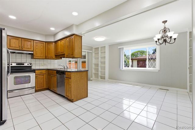 32240 Hawthorne Drive, Warren, MI 48092