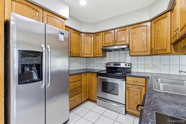 32240 Hawthorne Drive, Warren, MI 48092