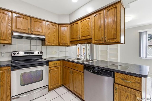 32240 Hawthorne Drive, Warren, MI 48092