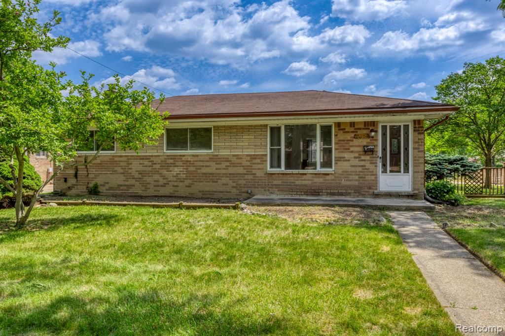 32240 Hawthorne Drive, Warren, MI 48092