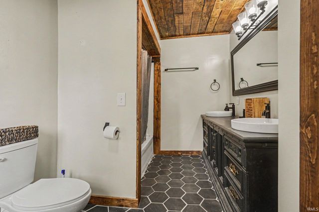 219 W Patterson Street, Lakeville, IN 46536