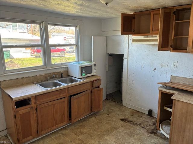 109 S 10th ST, Suffolk, VA 23434