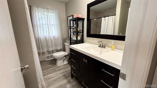 44783 Lake Crest Drive, Van Buren, MI 48111