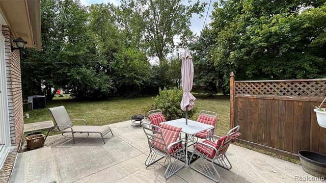 44783 Lake Crest Drive, Van Buren, MI 48111