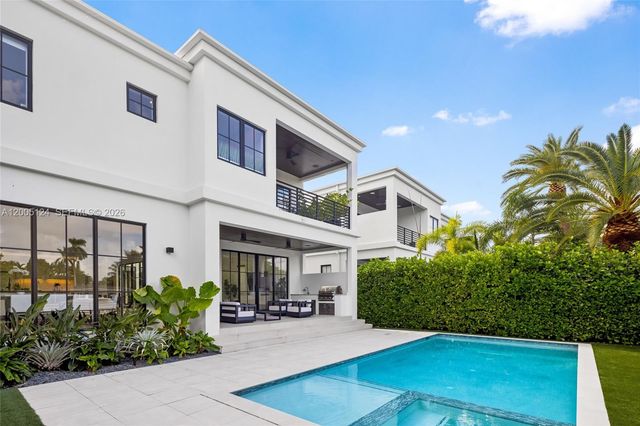 895 NE 76th St, Miami, FL 33138