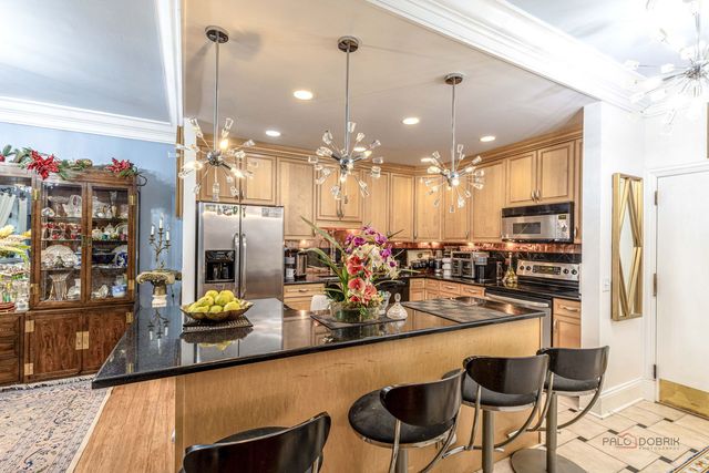 9118 W Elmwood Drive 1K, Niles, IL 60714