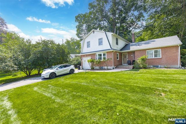 34 Andrew Avenue, Oakland, NJ 07436