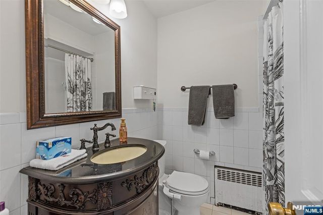 34 Andrew Avenue, Oakland, NJ 07436