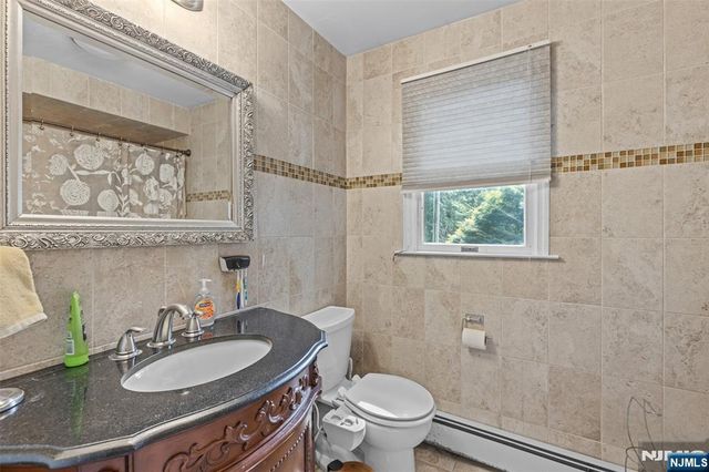 34 Andrew Avenue, Oakland, NJ 07436