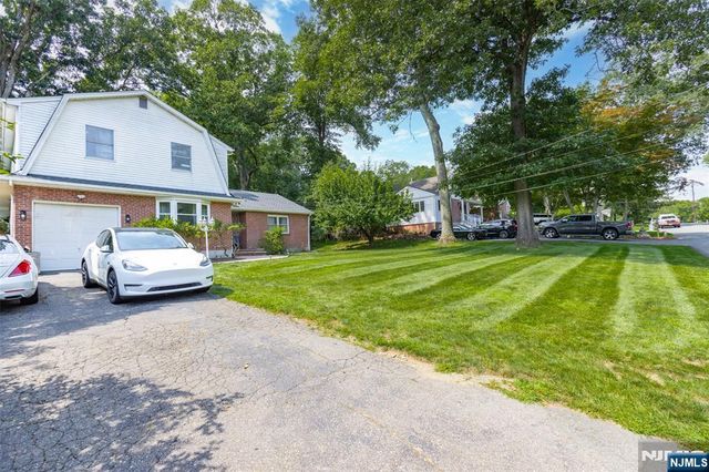 34 Andrew Avenue, Oakland, NJ 07436