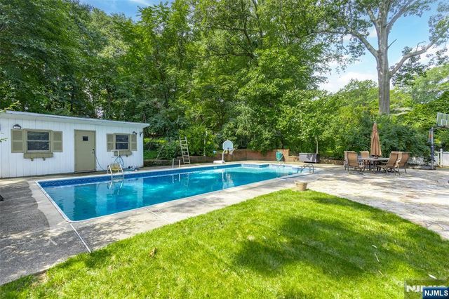 34 Andrew Avenue, Oakland, NJ 07436