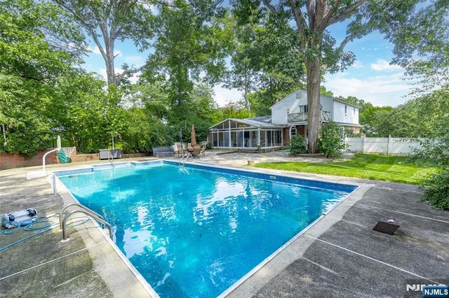 34 Andrew Avenue, Oakland, NJ 07436