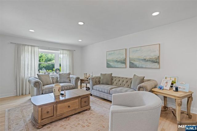 34 Andrew Avenue, Oakland, NJ 07436