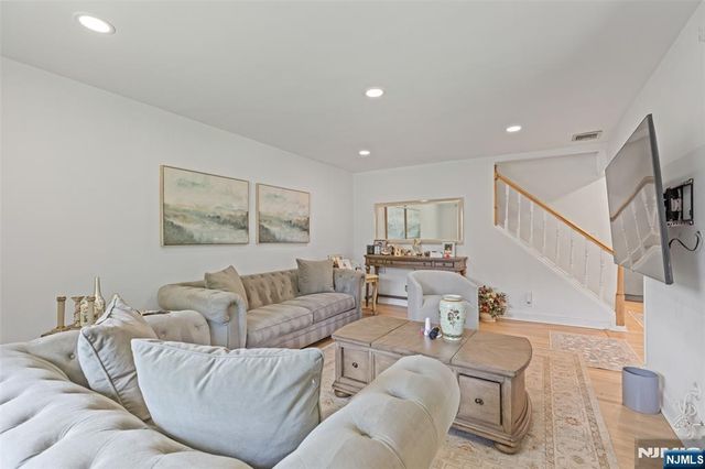 34 Andrew Avenue, Oakland, NJ 07436