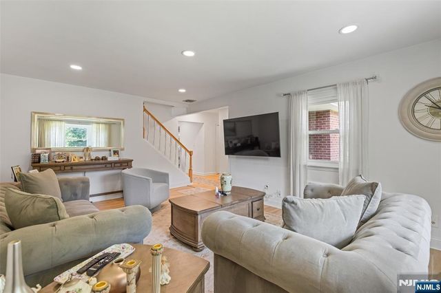 34 Andrew Avenue, Oakland, NJ 07436
