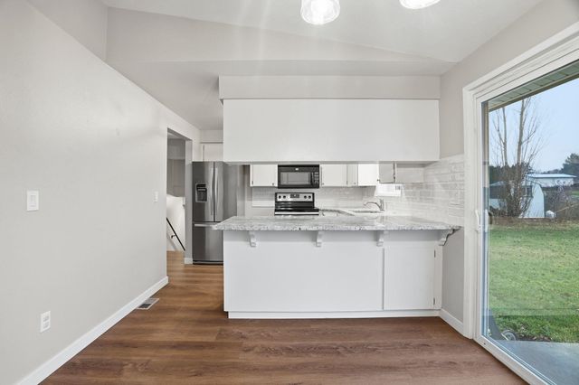 414 S Henry Rd, Greenacres, WA 99016