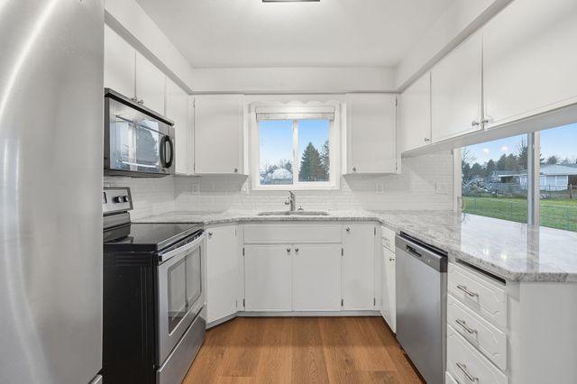 414 S Henry Rd, Greenacres, WA 99016