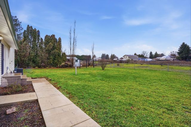 414 S Henry Rd, Greenacres, WA 99016