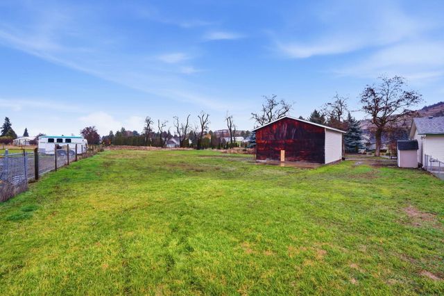 414 S Henry Rd, Greenacres, WA 99016